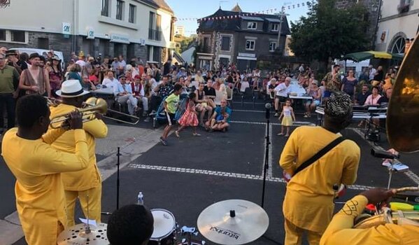 Spectacle de rues pour le Festi AOP le 31 juillet 2022